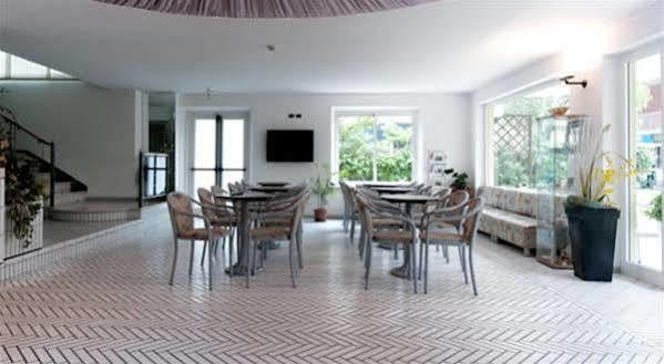 Hotel Aria Di Mare - Bed & Brunch In Centro A Riccione Exterior foto